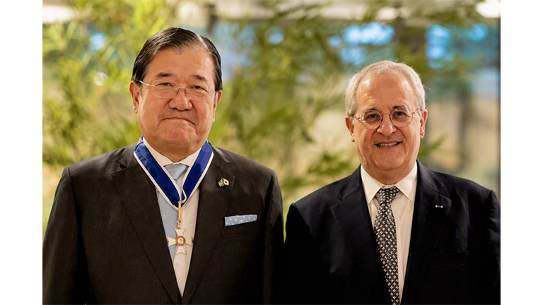 安永会長（左）とオタヴィオ・コルテス駐日ブラジル大使（右）